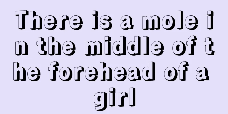 There is a mole in the middle of the forehead of a girl