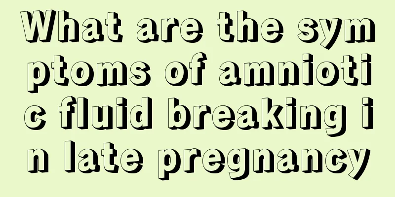 What are the symptoms of amniotic fluid breaking in late pregnancy