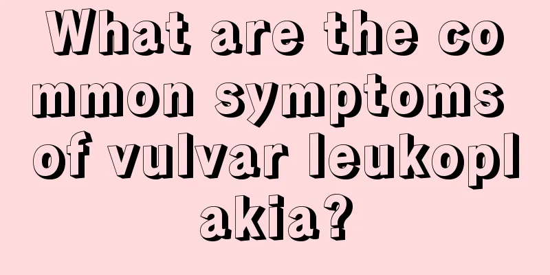 What are the common symptoms of vulvar leukoplakia?